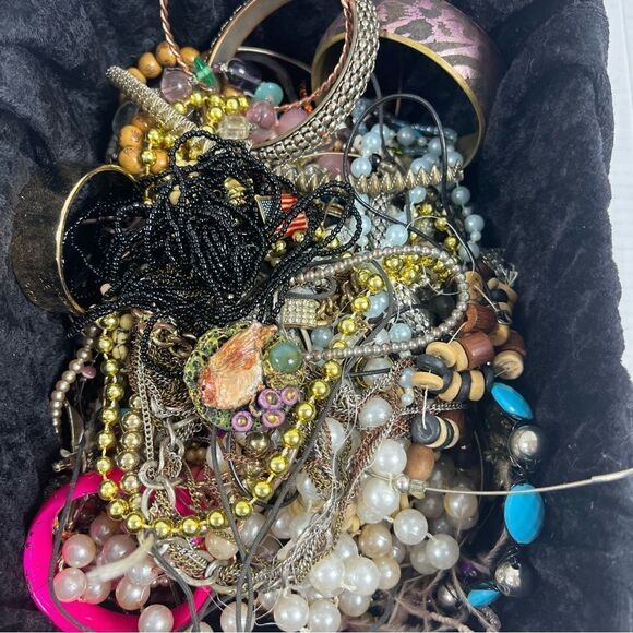 5 pounds of craft jewelry bundle vintage to current for repurpose - Picture 13 of 15